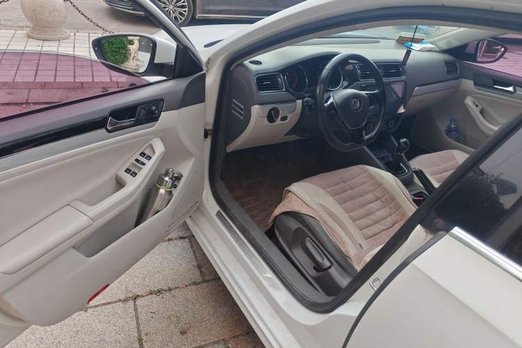 Used Volkswagen Sagitar 2015 1.6L Manual Comfort Model