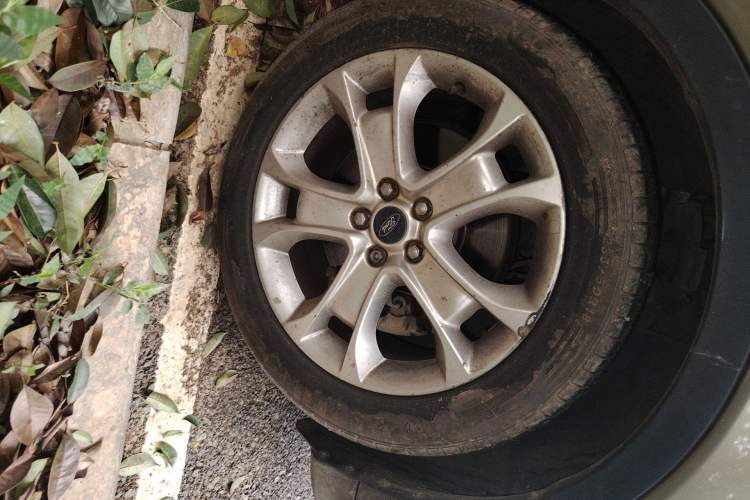 Used Ford Kuga 2013 2.0L GTDi Four-Wheel Drive Premium Model Right Front Wheel Hub