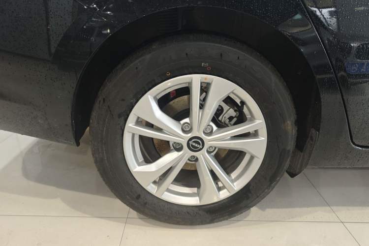 Used Nissan Sylphy 2026 Model 1.6L CVT Genuine Edition Exterior 5