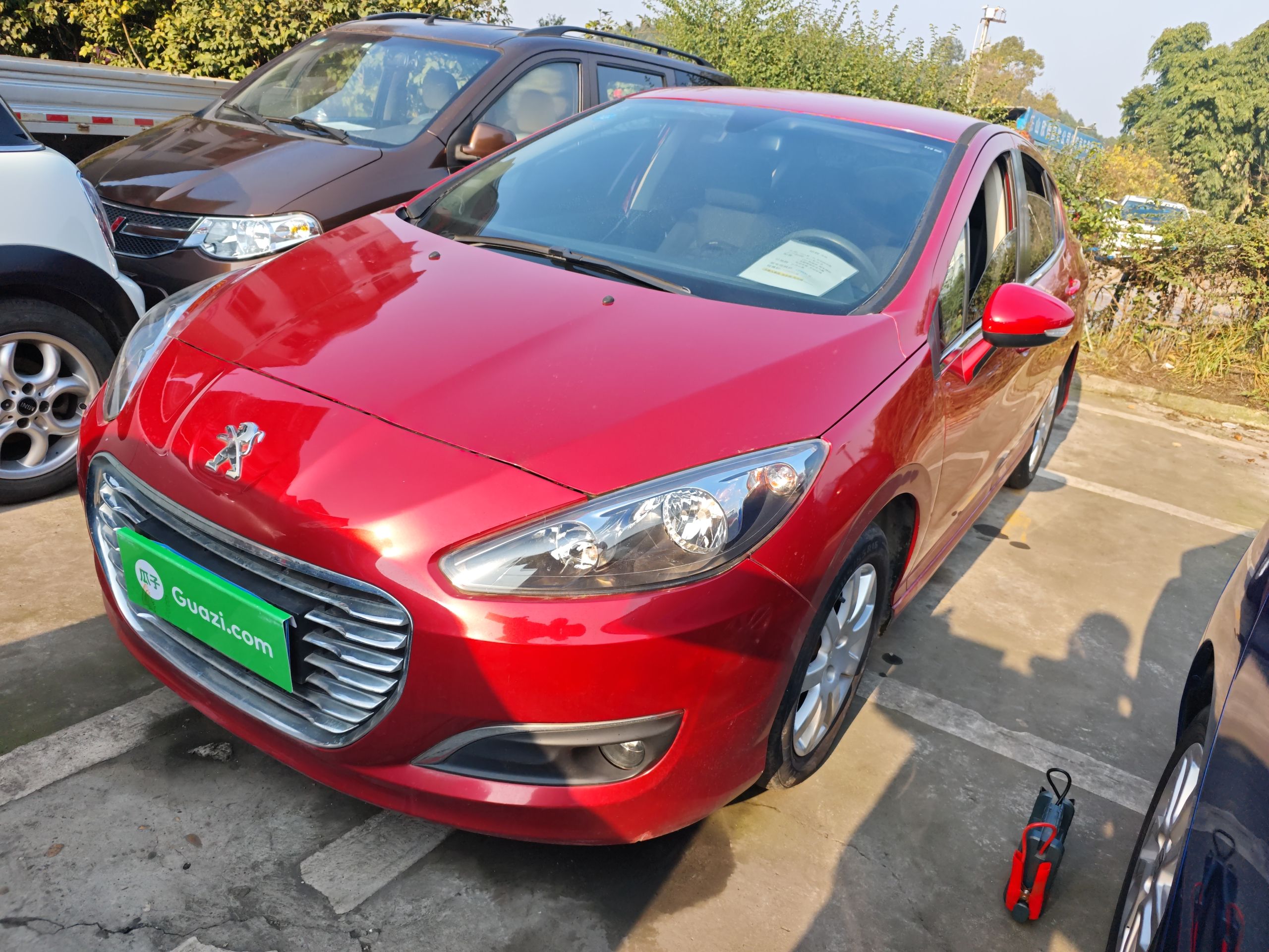 تحت مقدمة السيارة