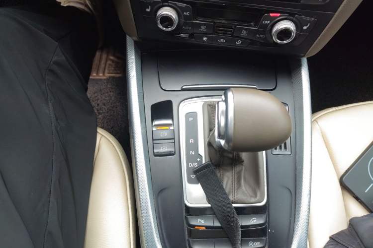 Used Audi Q5 2015 40 TFSI Technology Edition Gear Lever