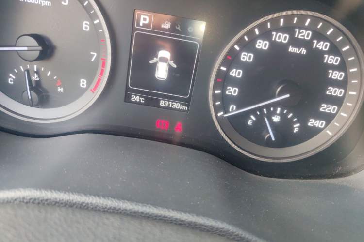 Used Hyundai Tucson 2015 2.0L Automatic Two-Wheel Drive Smart Version Odometer Close Up