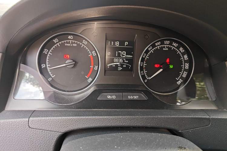 Used Skoda Rapid Spaceback 2016 1.6L Automatic Chuanxing Edition Odometer Close Up