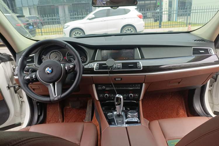 Used BMW 5 Series GT 2015 528i Leading Model Center Console