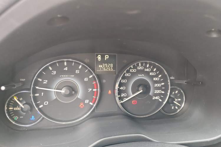 Used Subaru Outback 2010 2.5i Luxury Edition Odometer Close Up