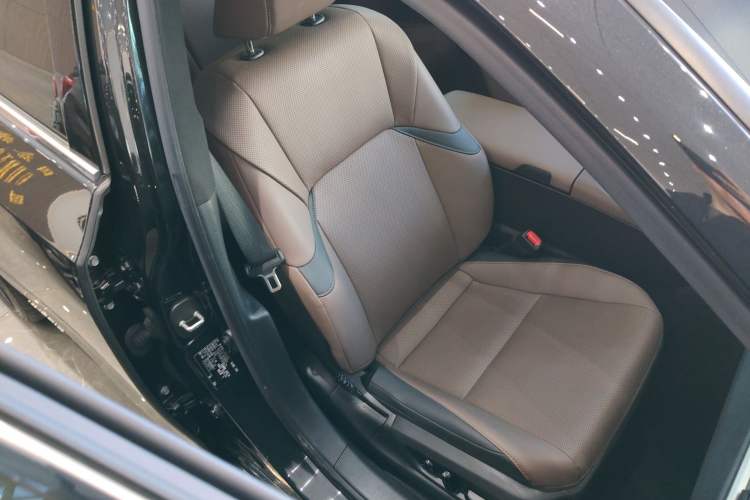 Used Lexus ES 2022 300h Deluxe Edition
