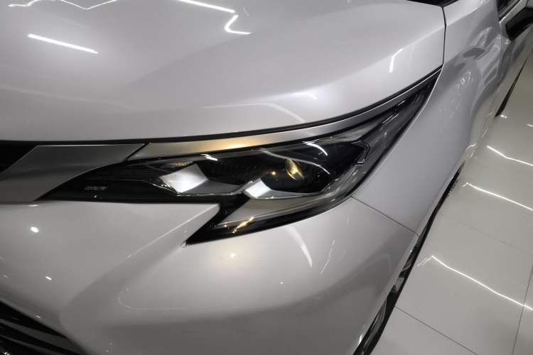 Used Toyota SIENNA 2023 2.5L Hybrid Deluxe Edition