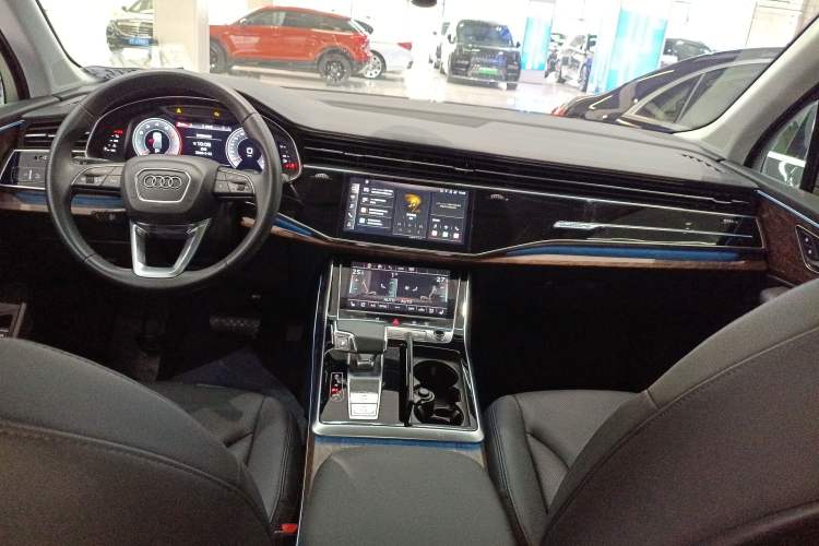 Used Audi Q7 2021 55 TFSI quattro S line Sport model
