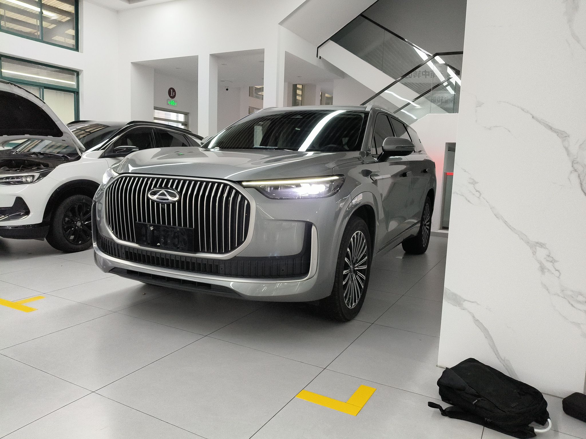 تحت مقدمة السيارة