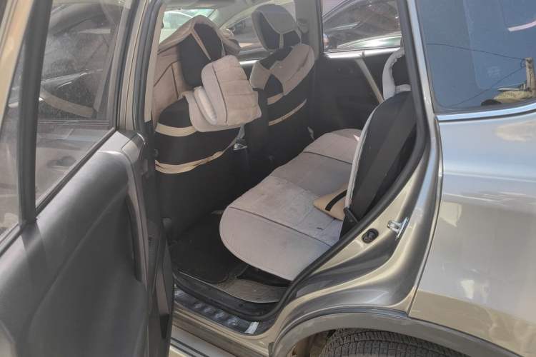 Used Toyota RAV4 2015 2.0L CVT Two-Wheel Drive Fashion Edition Left Rear Seat