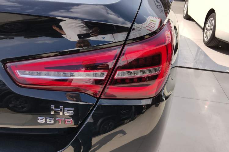 Used Hongqi H5 2022 Classic Model 1.8T Automatic Smart Connect Flagship Edition
