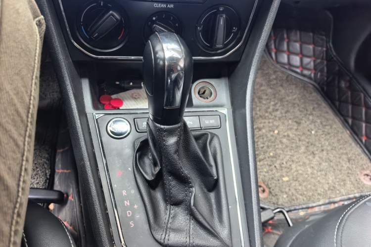 Used Volkswagen Lavida 2017 1.6L Automatic Comfort Edition Gear Lever