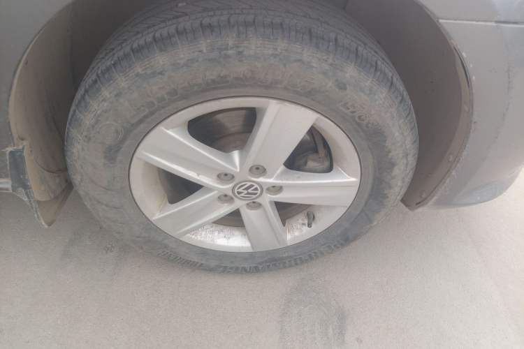 Used Volkswagen Bora 2013 1.6L Manual Fashion Edition Right Front Wheel Hub