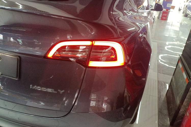 Used Tesla Model Y 2021 Long-Range All-Wheel-Drive Version 3D7
