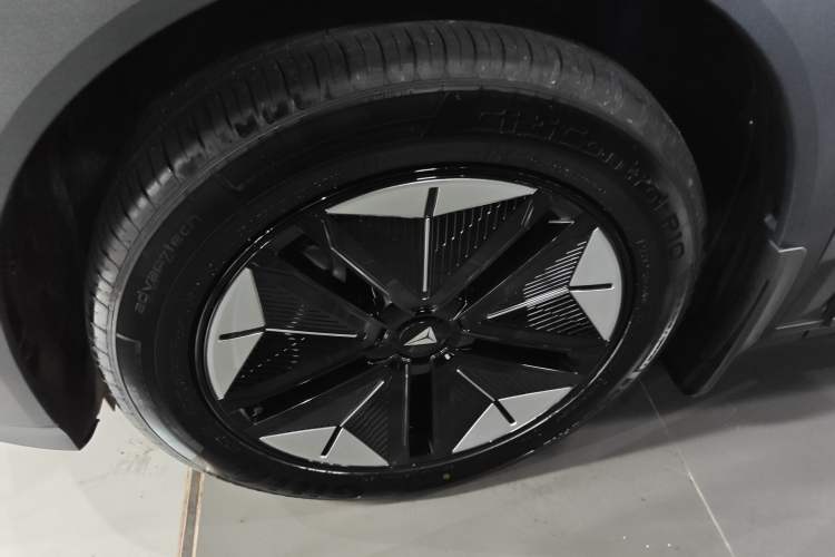 Used Deepal S07 2025 215Max Huawei Qiankun Intelligent Driving ADS SE Range-Extended Version Left Front Wheel Hub