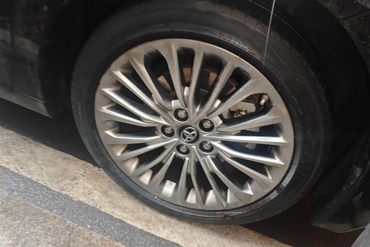 Used Toyota Avalon 2019 Dual-Engine 2.5L XLE Prestige Version China VI Standard
