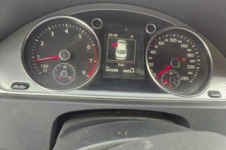 Used Volkswagen FAW-Volkswagen CC 2018 1.8TSI Luxury Model Odometer Close Up