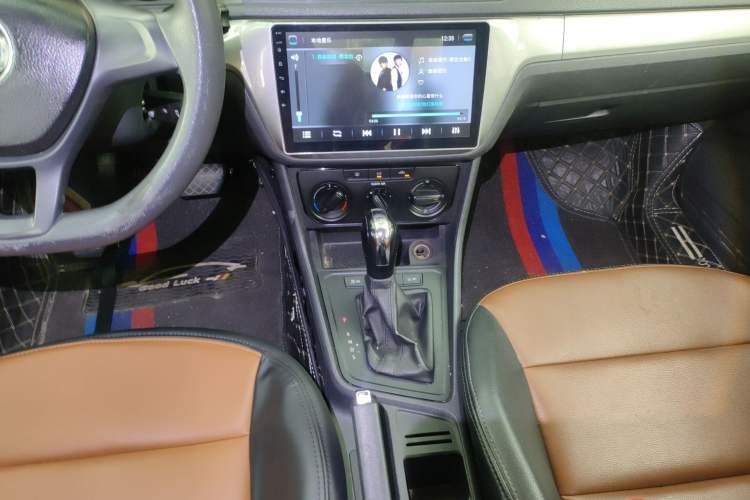 Used Volkswagen Lavida 2015 1.6L Automatic Fashion Edition Gear Lever