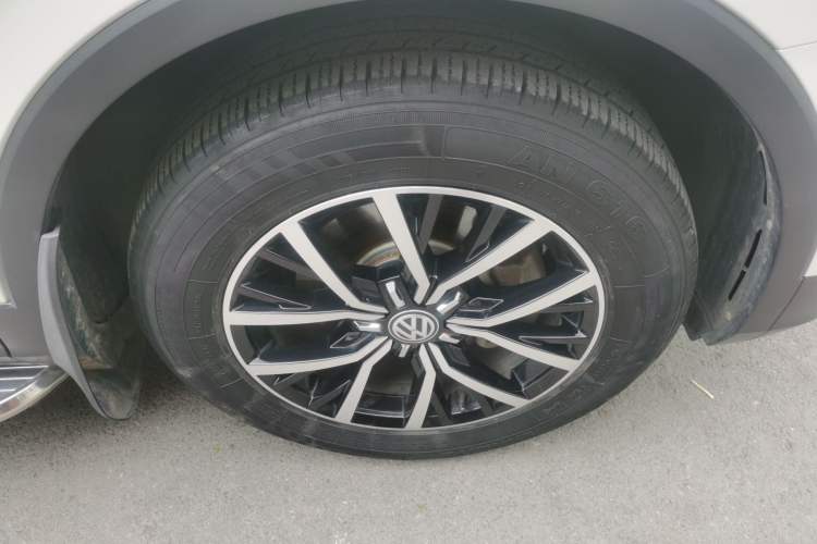 Used Volkswagen Tiguan L 2017 330TSI Automatic Two-Wheel Drive Luxury Edition Right Front Wheel Hub