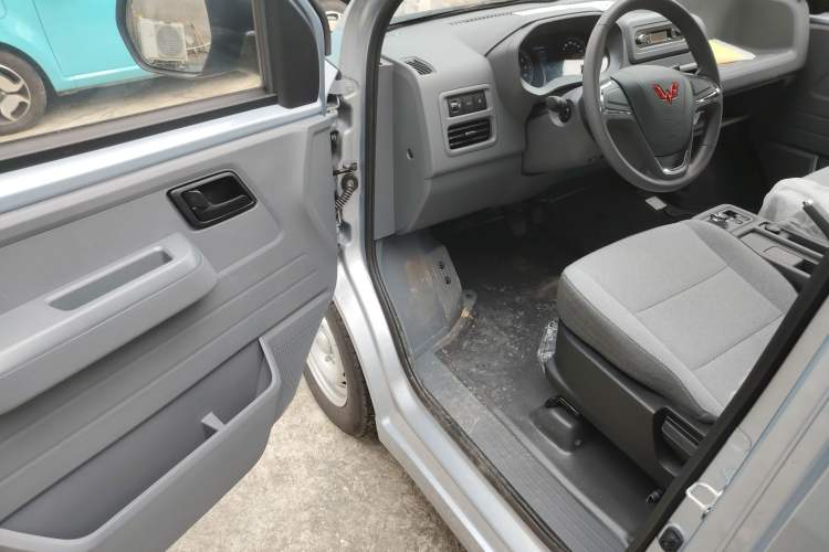 Used Wuling Yangguang 2024 300KM Comfort Version Passenger Van 75kW
