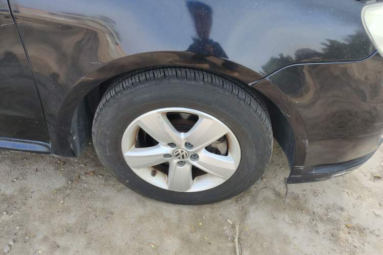 Used Volkswagen Lavida 2011 1.6L Manual - Premium Edition Right Front Wheel Hub