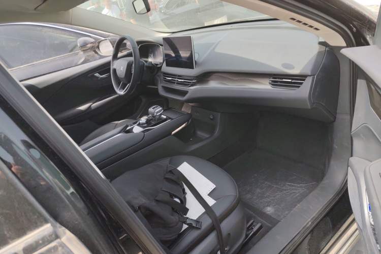 Used Hongqi E-QM5 2022 431 km Charge & Enjoy Edition Right Front Seat