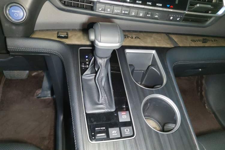 Used Toyota SIENNA 2023 2.5L Hybrid Deluxe Edition
