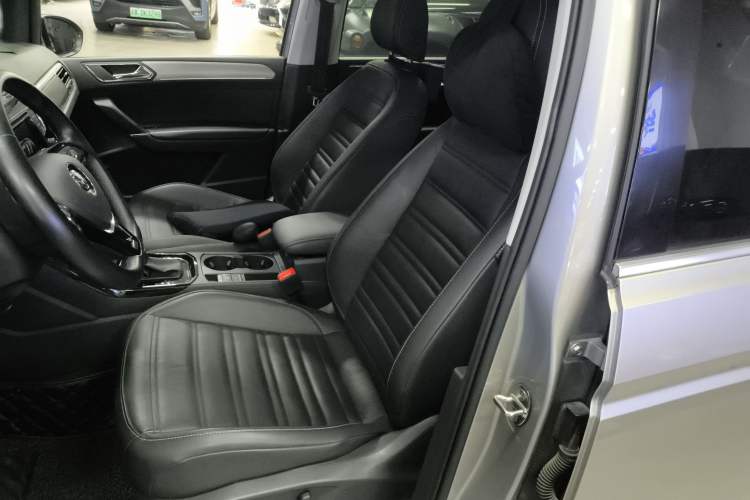 Used Volkswagen Touran 2016 Volkswagen Touran L 280TSI DSG Luxury Edition
