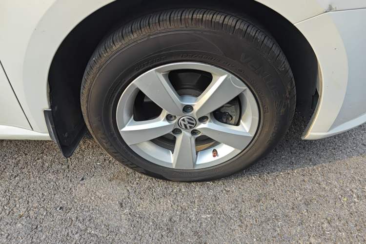 Used Volkswagen Gran Lavida 2013 1.6L Automatic Fashion Model Right Front Wheel Hub