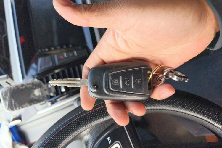 Used SAIC MAXUS Xintu V80 2019 2.5T Classic Model 6-Speed Manual – Aoyuntong Short Wheelbase Ultra-Low Roof 5/6 Seats