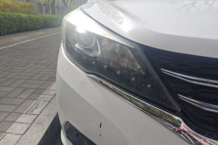 Used Zotye Z300 2016 New Vision 1.5L Manual Entry-Level Model with Sunroof Right Front Headlight