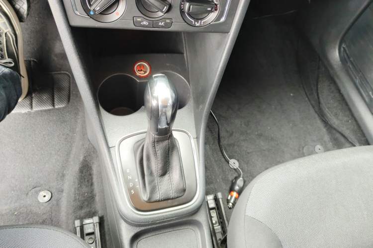 Used Volkswagen Polo 2014 1.4L Automatic Comfort Edition Gear Lever