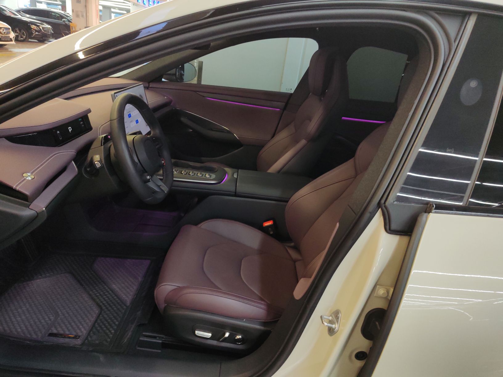 Переднее сиденье в автомобиле