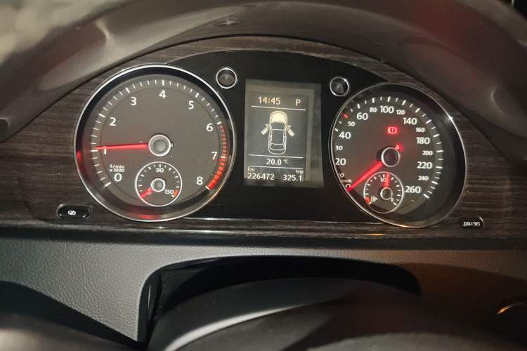 Used Volkswagen Magotan 2012 1.8TSI Prestige Model Odometer Close Up