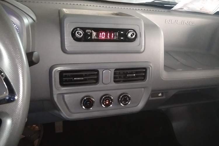 Used Wuling Yangguang 2024 300KM Comfort Version Passenger Van 75kW
