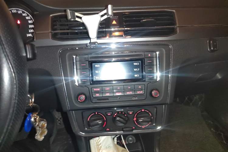 Used Volkswagen Santana 2016 1.6L Automatic Comfort Edition Audio And AC Panel