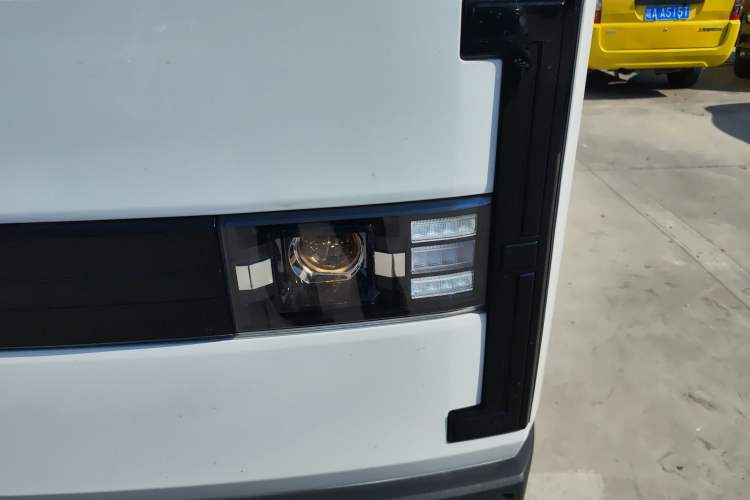 Used SRM New Energy E3 2025 Fudi 310KM Practical Passenger Vehicle
