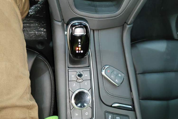 Used Cadillac XT5 2023 2.0T Two-Wheel-Drive Fashion Edition Gear Lever