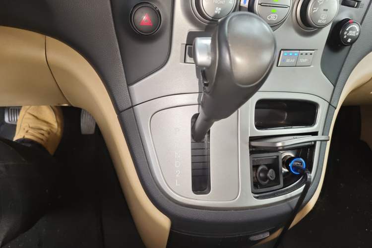 Used Hyundai H-1 Starex 2011 2.4L Luxury Edition Gear Lever