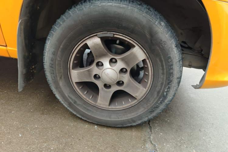 Used JMC Baodian 2018 2.9T New Value-Packed Two-Wheel-Drive Diesel Comfort Version with Extended Cargo Bed – JX4D30B5L Right Front Wheel Hub