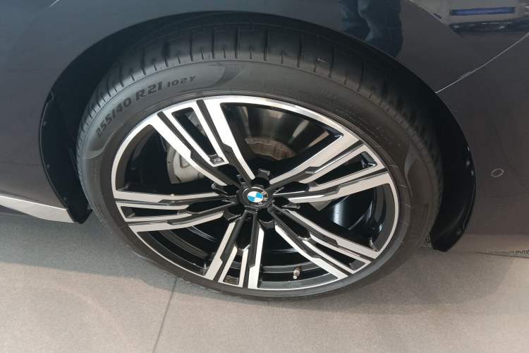 Used BMW 7 Series 2023 740Li Leading Model M Sport Package Right Front Wheel Hub