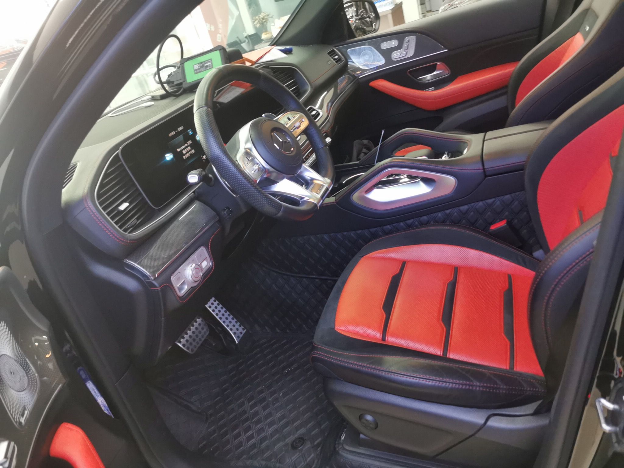 Переднее сиденье в автомобиле