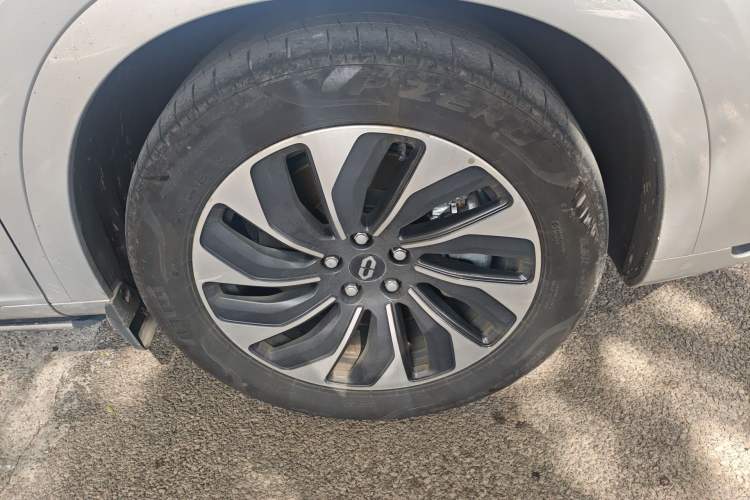 Used Hima AITO M7 2024 1.5T Rear-Drive Plus Version 5 Seats Right Front Wheel Hub