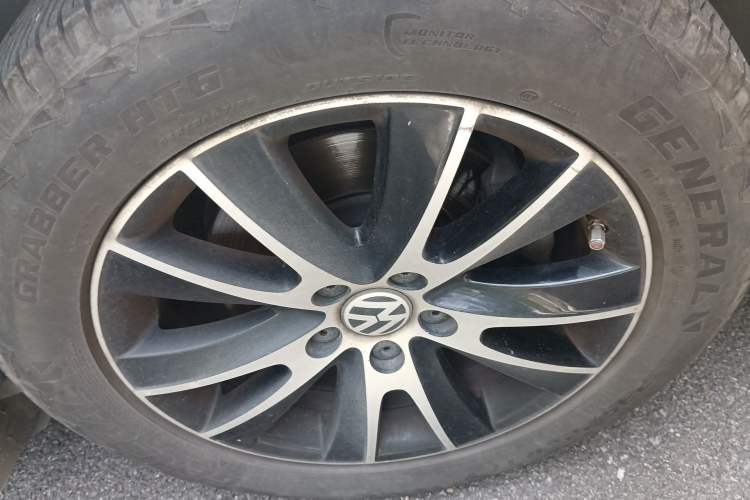 Used Volkswagen Tiguan 2013 1.8 TSI Automatic All-Wheel Drive Luxury Model Right Front Wheel Hub