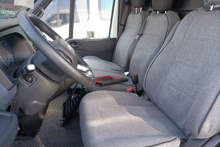 Used JMC Fushun 2023 2.0T Manual Short-Wheelbase Low-Roof Commercial Van 2/3 Seats with Lift-Up Tailgate
