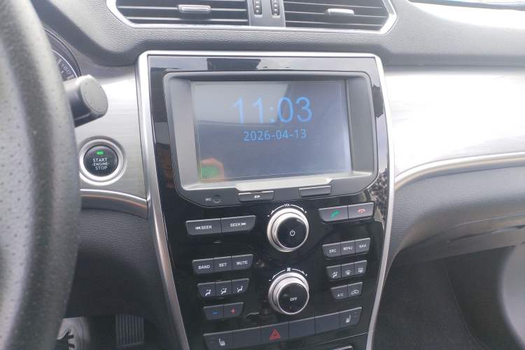 Used Haval H2 2017 Red-Label 1.5T Manual Two-Wheel-Drive Elite Model Audio And AC Panel