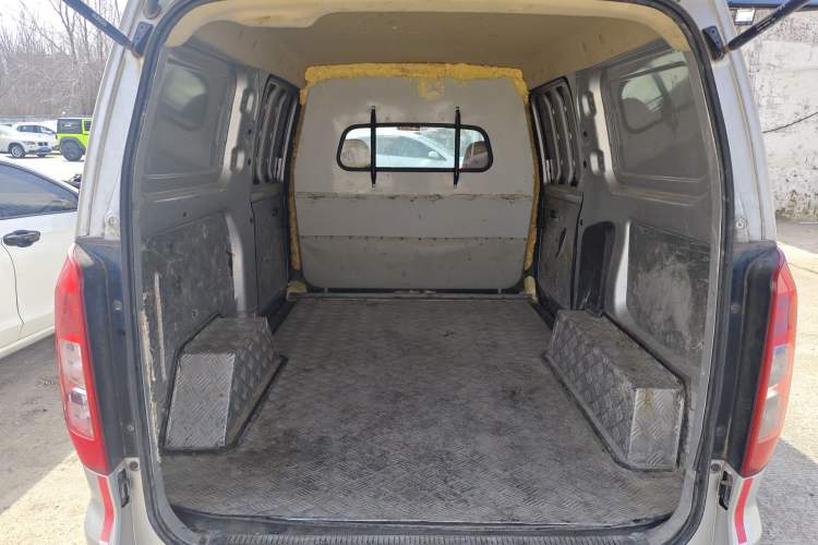 Used Wuling Hongguang V 2022 1.5L Jingqu Edition Enclosed-Window Vehicle with Electric Power Steering LAR