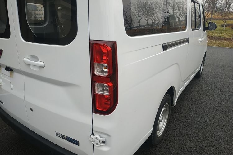 Used Wuling Yangguang 2024 300KM Comfort Version Passenger Van 75kW