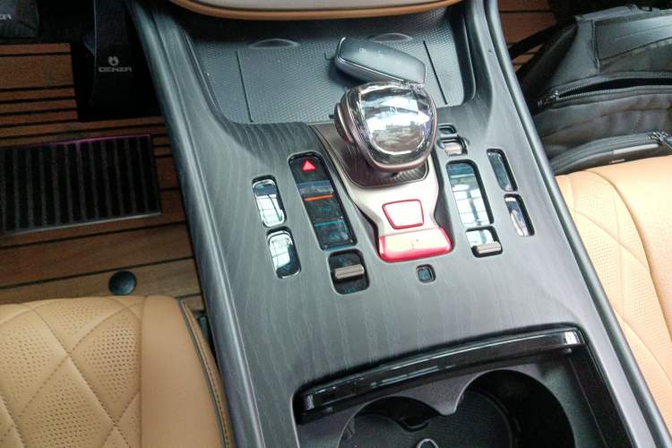 Used Denza D9 2022 DM-i 970 Four-Wheel Drive Flagship Model Gear Lever