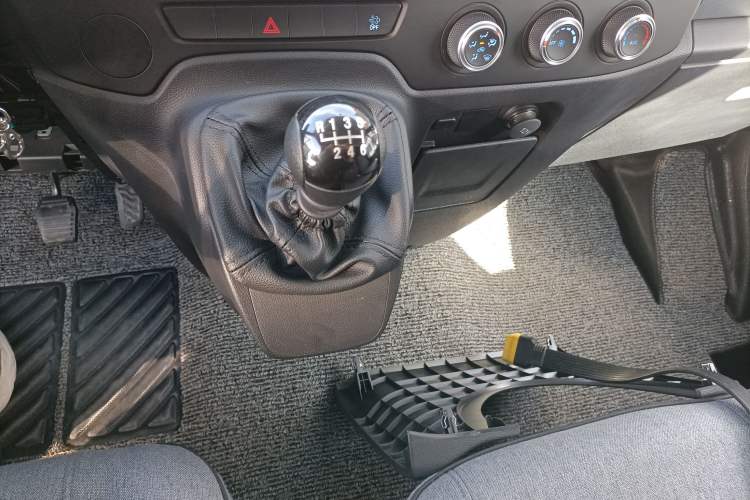 Used JMC Fushun 2023 2.0T Manual Short-Wheelbase Low-Roof Commercial Van 2/3 Seats with Lift-Up Tailgate
